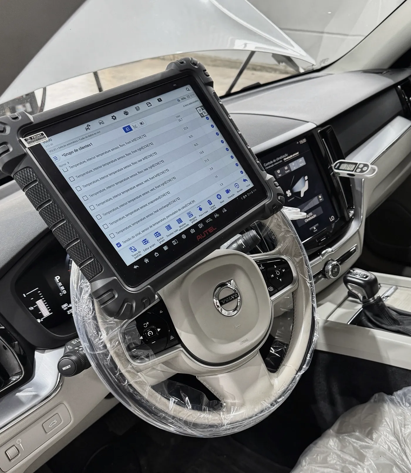Diagnóstico com scanner num Volvo XC60 na oficina